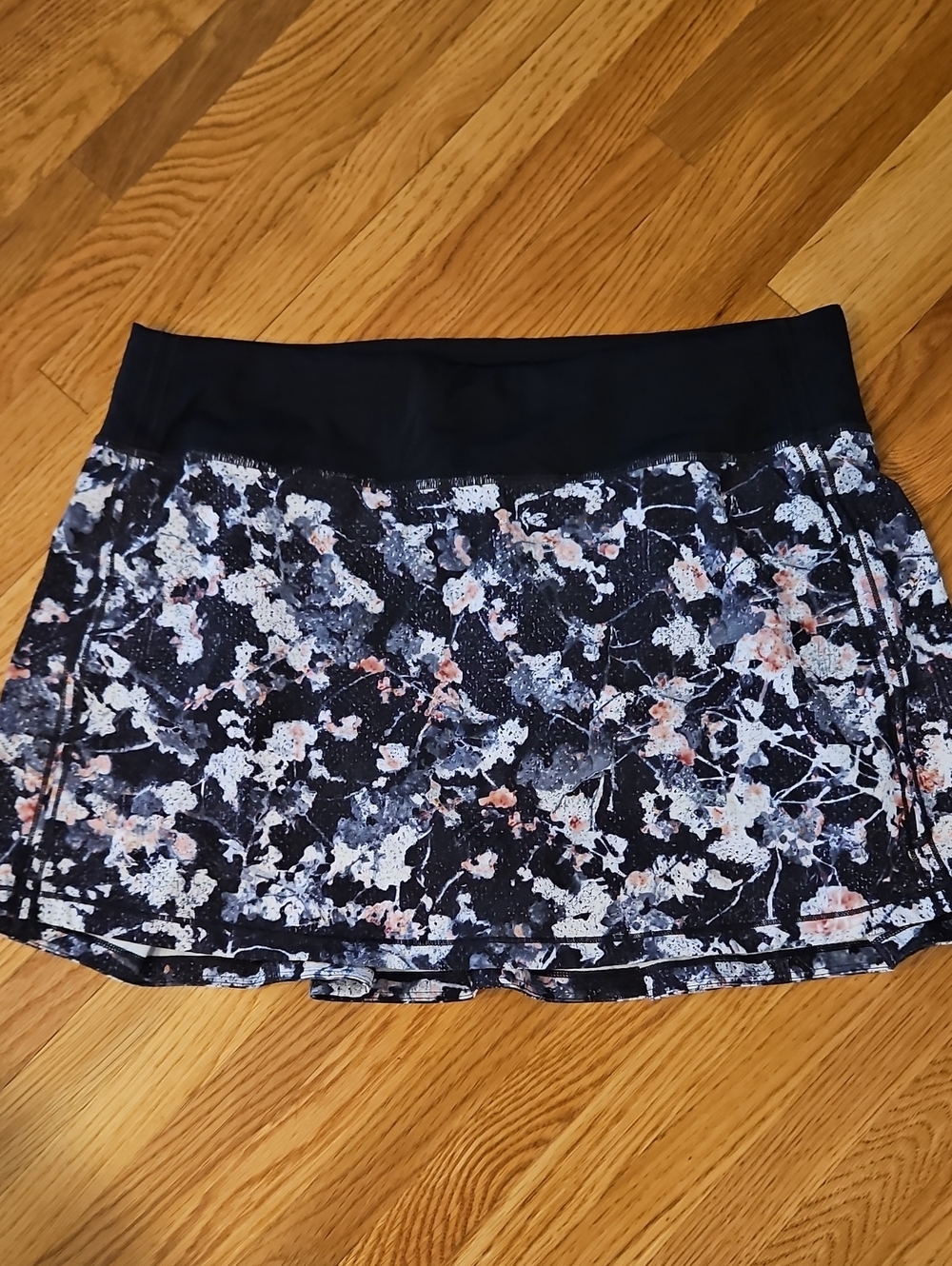 Lululemom Floral Print Pace Rival Skirt.
